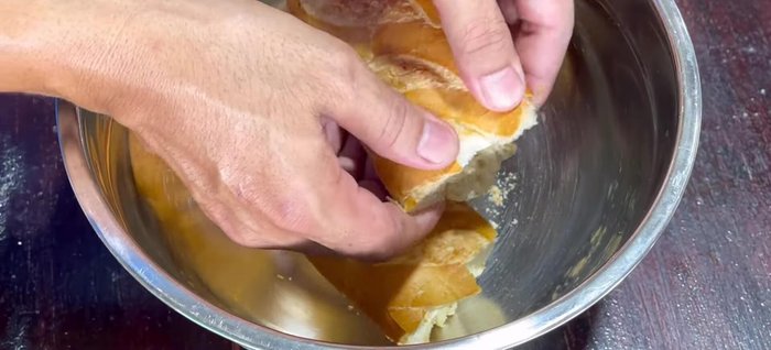 Dry the bread in the oven or air dry it until crispy. Crush the outer parts of the bread, leaving the inner parts slightly chewy.