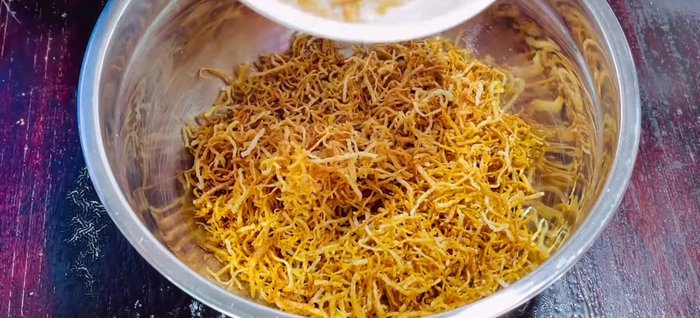 Combine the fried cassava, crushed bread, fried shallots, sugar, mushroom seasoning, and salt in a bowl. Mix well.