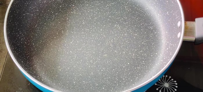 Stir-fry the mixture over low heat for 5-6 minutes until dry to remove excess oil.