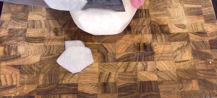 Peel, wash, and thinly slice the cassava into strands. Don't peel it too thinly.