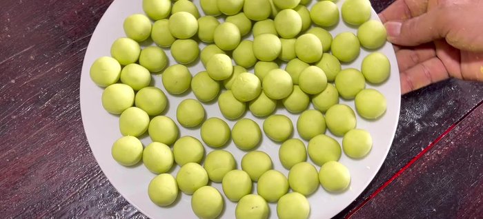 Prepare Che Balls: Divide the dough into small balls (thumb-sized). Boil the balls in water until they float (2-3 minutes). Immediately transfer them to an ice bath to firm up.