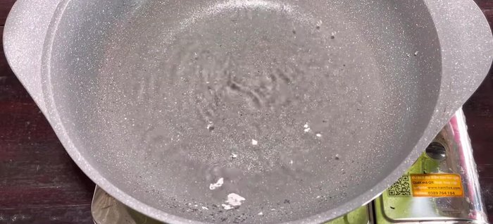 Make the Sweet Soup: In a pot, combine 400ml water, 250g sugar, and 1/3 teaspoon brown salt. Cook until the sugar dissolves. Reduce heat to low.