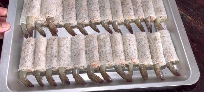 Freeze the rolled spring rolls for at least 30 minutes.