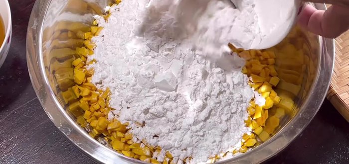 Combine dry ingredients: In a bowl, mix tapioca starch, glutinous rice flour, and salt.