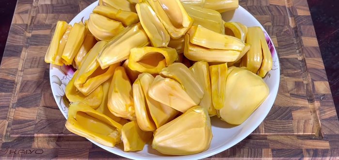 Prepare the jackfruit: Remove seeds and cut into small pieces or dice.