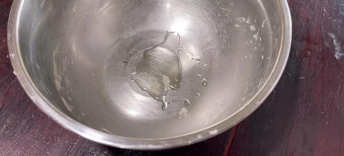 First Fermentation: Lightly grease a bowl with oil, place the dough inside, cover and let it ferment for about 1 hour, or until doubled in size.