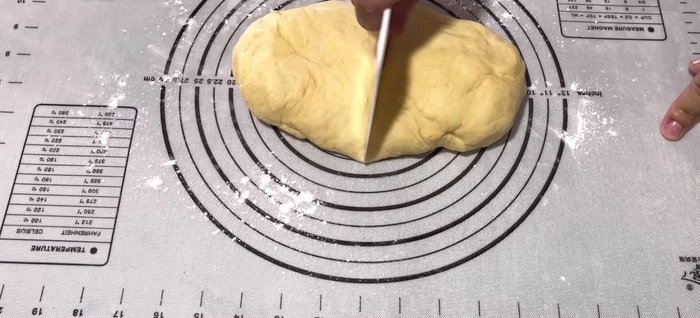 Second Kneading and Shaping: Lightly flour a surface. Turn the dough out and knead it briefly again. Divide the dough into equal portions (about 20 for small cakes, 15 for larger ones).