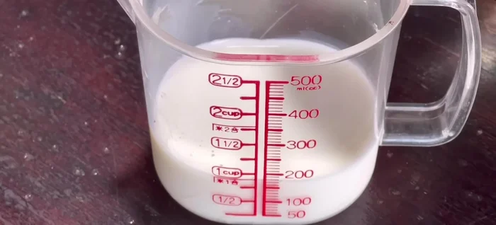 Prepare the yeast mixture: Combine warm milk, boiling water, 50g sugar, and dry yeast. Stir until sugar dissolves. Let it sit for 5-7 minutes until the yeast is active (it will float).