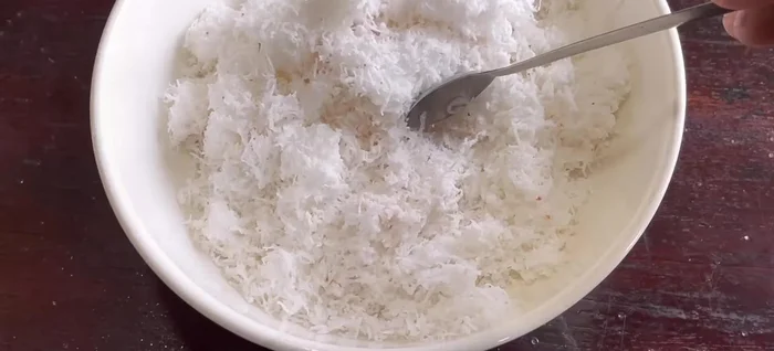 Let the squeezed cassava water settle for 15-30 minutes to separate the starch. (154.64)