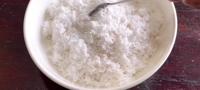 Steam the coconut mixture for 5-7 minutes. (167.84)