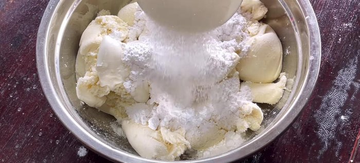 Combine the cassava pulp (1kg), tapioca starch, sugar, salt, and 300ml coconut milk. (251.56)