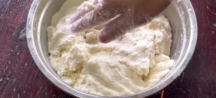 Divide the cassava mixture into three portions, adding colored water to each. (303.84)