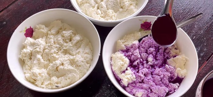Add purple leaf water to one portion, pandan leaf water/extract to another, and remaining coconut milk to the third portion. (312.919)