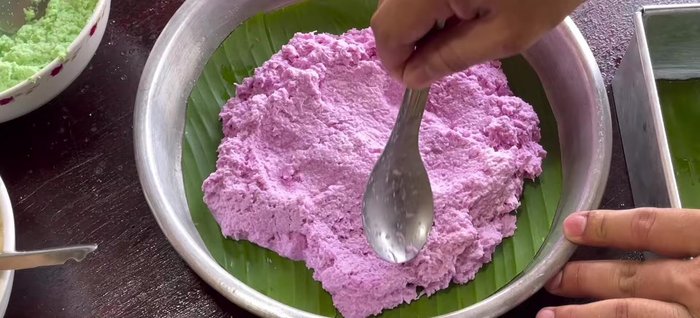 Pour each colored cassava mixture into the mold, ensuring a thin layer (approx. 1cm). (409.8)