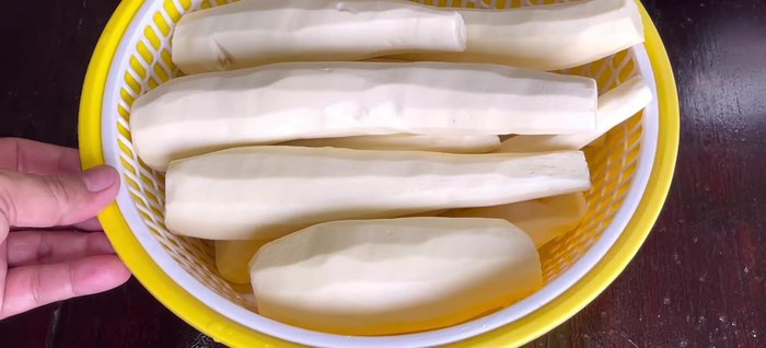 Peel and soak cassava tubers in diluted salt water for about 2 hours. (42.719)