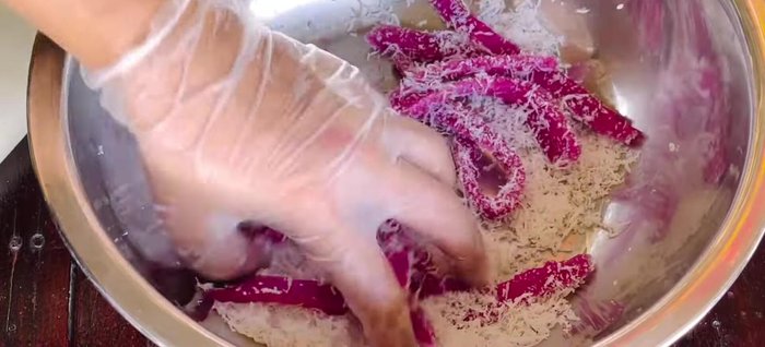 Cut the cakes into bite-sized pieces and coat with the steamed shredded coconut. (563.6)
