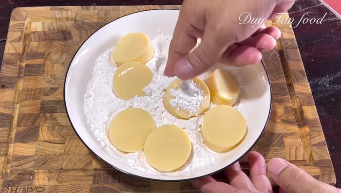 Prepare tofu: Slice egg tofu into 1.5-2cm thick slices. Coat with fried flour.