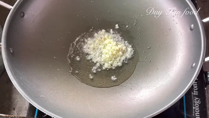 Stir-fry seafood: Heat cooking oil in a pan. Add minced garlic and sauté until fragrant. Add shrimp and squid, stir-fry until firm. Add mushrooms and stir-fry.