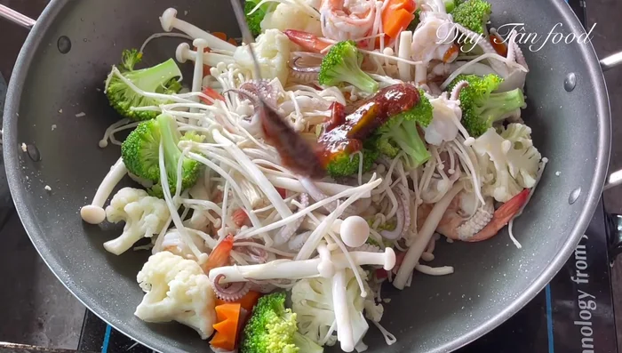 Combine all ingredients: Add blanched vegetables to the pan and stir well. Prepare a cornstarch slurry (cornstarch and water). Add slurry to thicken the sauce. Stir until thickened.