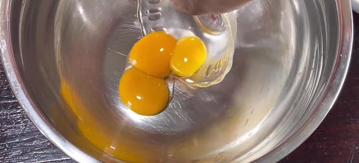 Prepare the cake batter: Separate 7 egg whites from 10 egg yolks. Add vanilla extract to the yolks and stir until combined. Do not beat. (209.56-248.599)