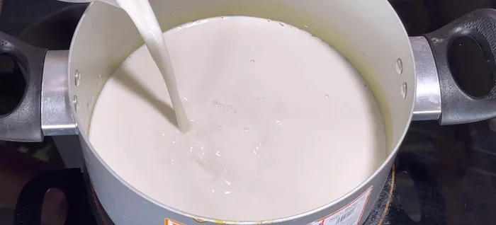 Make the milk mixture: In the same pot, heat 700ml fresh milk over low heat until warm. Add 300g condensed milk and stir until dissolved. Do not boil. (275.72-334.16)