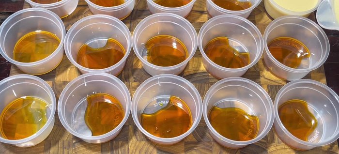 Assemble and steam: Pour the caramel into the bottom of the cake molds. Pour in the batter, leaving some space at the top. Steam over low heat for 45-50 minutes. Open the lid briefly to release steam after 30 minutes, then close and steam for another 20 minutes. (408.52-484.96)