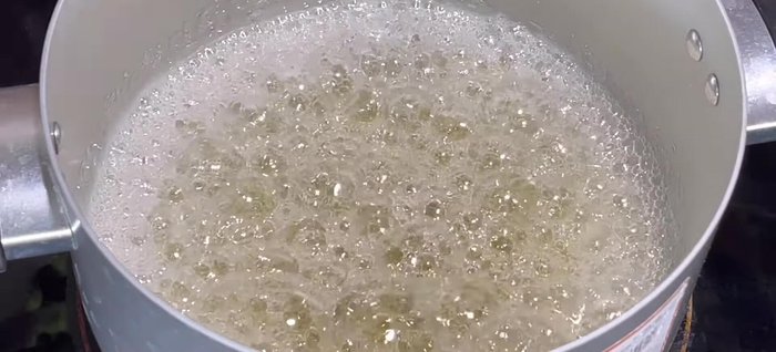 Make the caramel: Combine 300g sugar and 100ml water in a pot. Cook over medium-high heat, swirling gently, until golden brown. Gradually reduce heat and add the remaining 100ml water slowly to avoid splashing. Stir well until dissolved. (60.28-141.44)