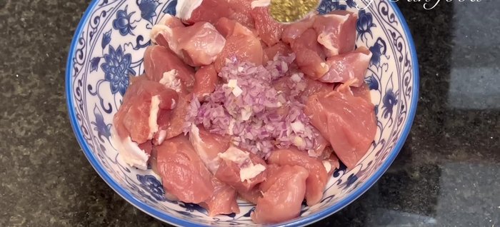 Marinate the lean pork with minced shallots, pepper, and red salt (½ teaspoon initially). Marinate for 30 minutes.