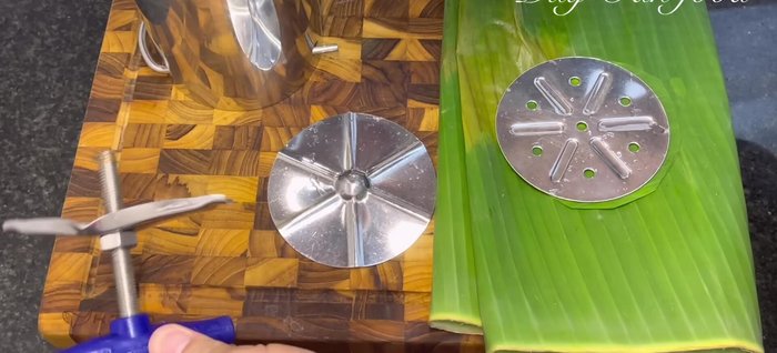Prepare the mold. Line the mold with banana leaves (or aluminum foil). Pack the meat mixture firmly into the mold.