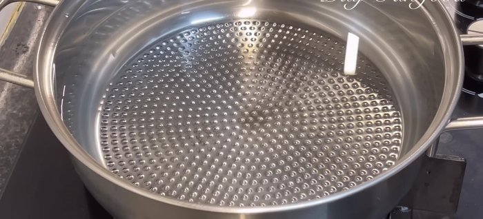 Prepare a pot of cold water to cover the pork skin. Add crushed shallots, ginger, and 1 teaspoon of salt. Add the pork skin (pre-treated with salt and lemon juice to remove impurities and hair). Boil until soft (about 20 minutes).