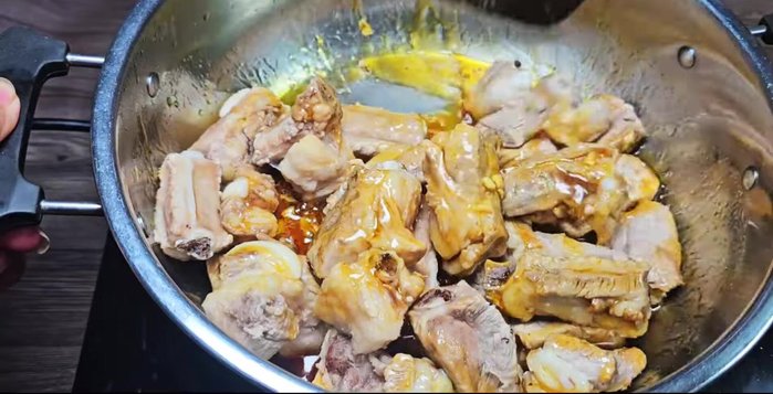 Add the boiled ribs to the pan. Stir-fry over medium heat until the sauce evenly coats the ribs and no more water remains.