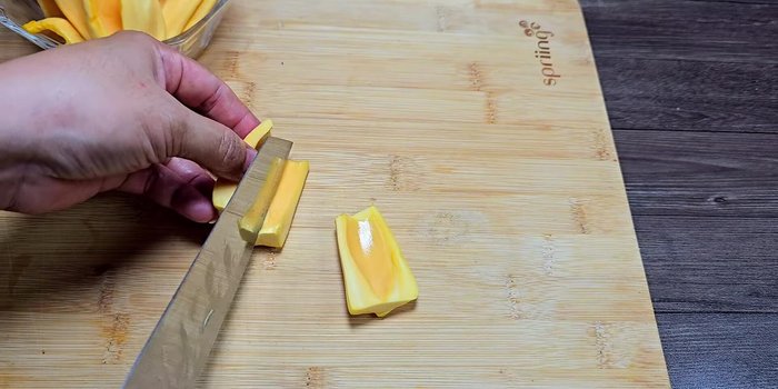 Prepare the jackfruit: Cut into bite-sized pieces (155.519).