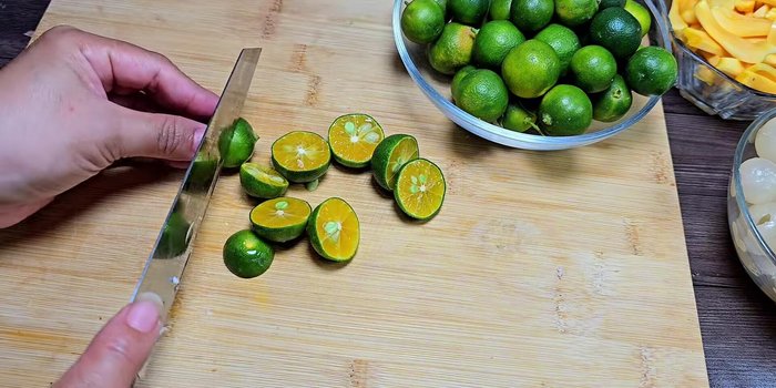 Prepare the kumquat: Cut 200g into halves to extract juice (204.68). Cut the remaining 100g into thin slices (229.08). Remove seeds from both portions (236.439).