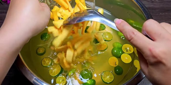 Combine ingredients: In a large bowl, mix the cooled sugar syrup, kumquat juice (150ml), sliced kumquat, jackfruit, longan, and coconut meat (278.12).