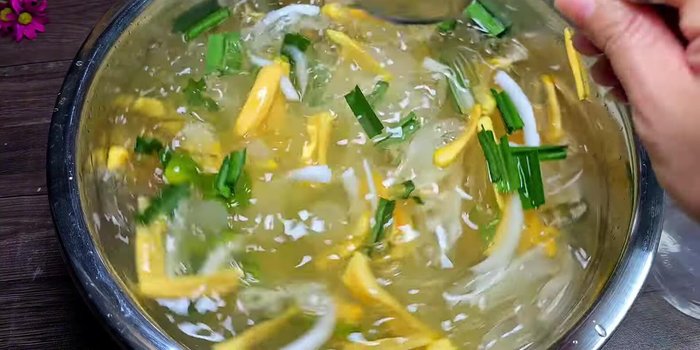 Add pandan leaves (optional): Add 2 pandan leaves (cut into small pieces) for extra fragrance (325.479). Mix well.