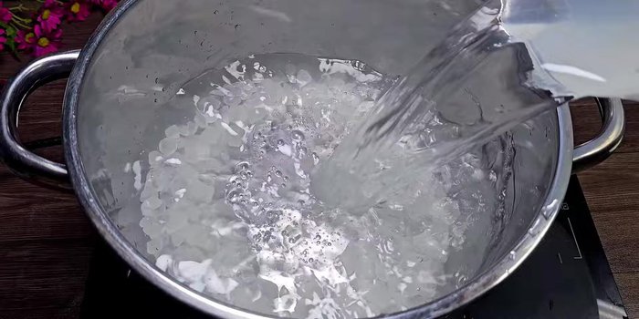 Prepare the sugar syrup: Add rock sugar and 2 liters of fresh water to a pot. Add salt. Cook until sugar dissolves and the mixture boils (80.759). Don't overcook to avoid evaporation (98.119). Turn off the heat and let it cool (111.159).