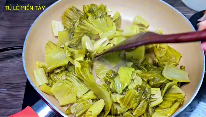 Stir-fry the pickled cabbage: Add the boiled pickled cabbage to the pan and stir-fry. Add 1 tablespoon of sugar and stir-fry.