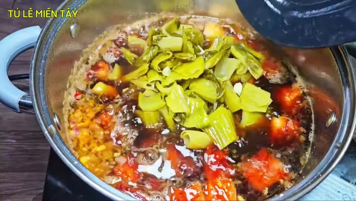 Braise the pork: Add the roasted pork to the boiling braising liquid. Add the stir-fried pickled cabbage. Bring to a boil, then reduce heat to medium and simmer for 25 minutes, skimming off any foam.