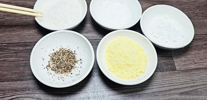 In a bowl, mix the flour, salt, vegetarian seasoning, pepper, sugar, and MSG. Add 80ml of water and stir until combined.