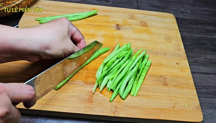 Prepare the beef: Wash the beef and cut into thin slices. Do not wash again after cutting.
