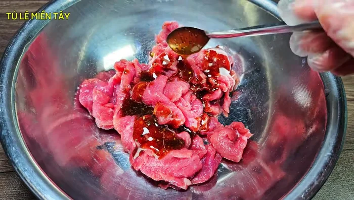 Marinate the beef: Add a portion of the stir-fry sauce to the beef and mix well. Marinate for 5 minutes.