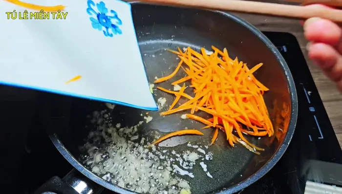 Stir-fry the vegetables: In a separate pan, sauté garlic until fragrant. Add carrots and stir-fry briefly. Add the blanched green beans and remaining stir-fry sauce. Stir well to coat.