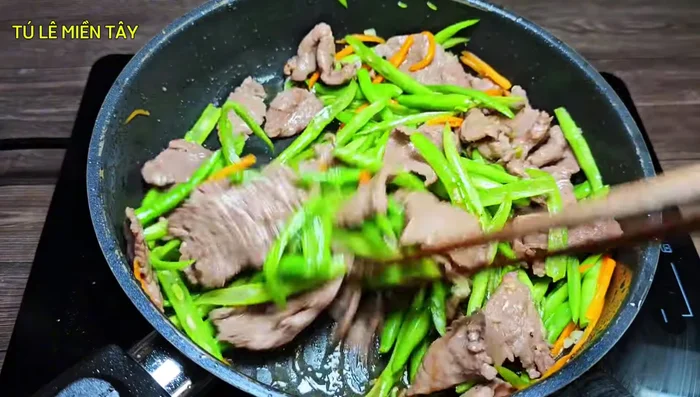 Combine and finish: Add the stir-fried beef to the vegetables. Stir-fry to combine. Before turning off the heat, add green onions and stir-fry for a few seconds.