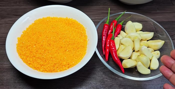 Prepare the soy sauce mixture: In a pot, combine 300g brown sugar, 100g minced garlic, 5 chili peppers (adjust to your spice preference), 500ml soy sauce, and 1/2 teaspoon of salt. Add 300ml water. Stir well until the sugar dissolves.