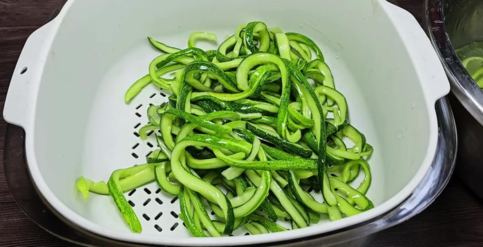 Drain the sugar-soaked cucumbers thoroughly.