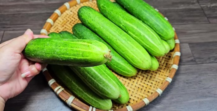 Choose 3kg fresh, firm cucumbers. Wash and cut off both ends. Split each cucumber in half lengthwise, then split again. Remove the core and peel the cucumbers. Do not wash after cutting.