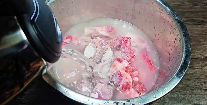Blanch the ribs: Boil ribs in rapidly boiling water for a short time, then thoroughly wash.
