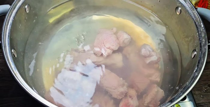 Simmer the broth: In a 5-liter pot, combine the blanched ribs, dried shrimp, dried squid, and cassava. Skim off any foam. Add spices (pepper, MSG, sugar, salt, wine). Simmer over low heat for 40 minutes.