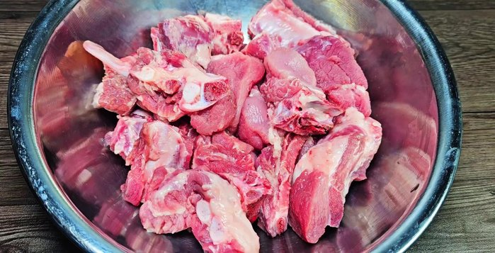 Prepare ingredients: Wash and cut all vegetables (pickled radish, cassava, carrots, straw mushrooms) into appropriate sizes. Boil and peel quail eggs. Lightly roast dried squid until fragrant.