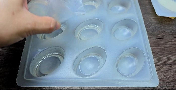 Prepare the molds by pouring a small amount of plain jelly into the bottom of each mold.